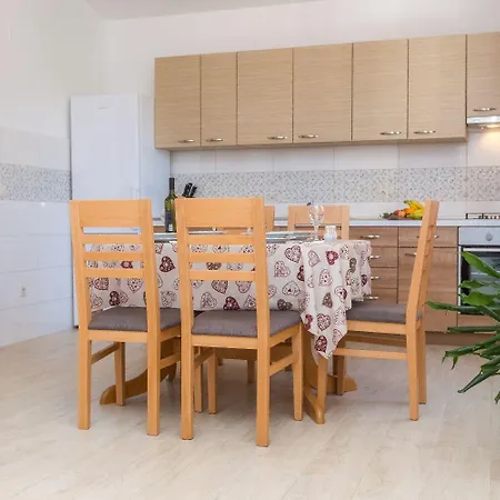 Apartment Zvone1 Veli Rat