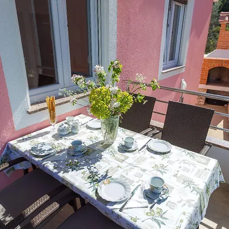 Apartman Zvone1 Veli Rat