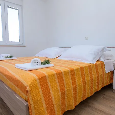 Apartman Zvone1 Veli Rat