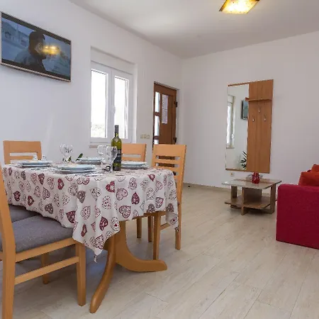 Apartman Zvone1 Veli Rat